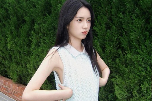 小马云疑有网红女友对方长相漂亮身材好俩人当众亲吻毫不避讳